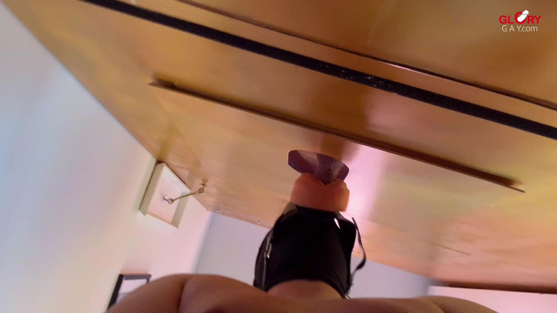 GLORYHOLEGAYS: Hetero 在寻欢洞撞击他的妻子 - 但谁在背后真正呻吟？！