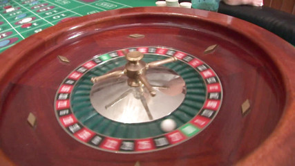 Cryptostudios: Chicas universitarias calientes jugando la ruleta