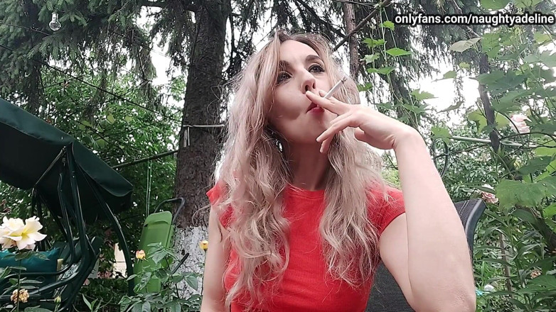 Naughty Adeline: Rilassarsi e fumare mentre ti ignora