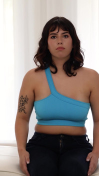 Latina mit dicken schenkeln und schönen augen!