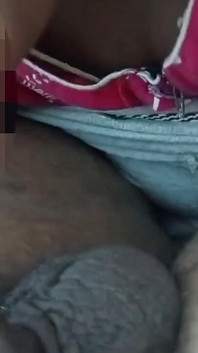 Une femme tamoule aide son mari à se masturber