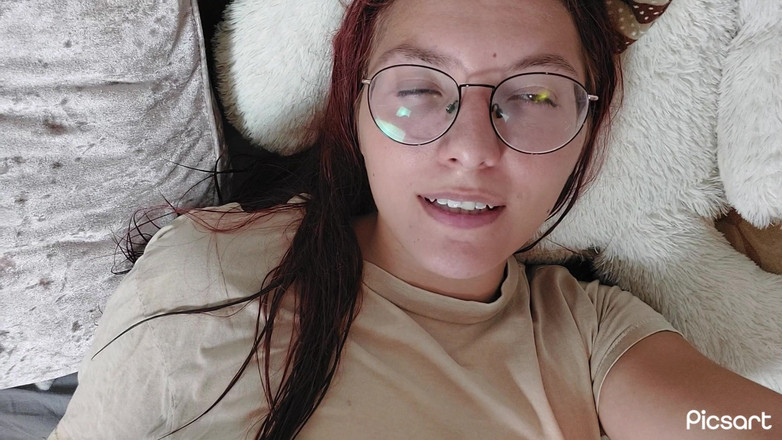 Softbrattypuppy: Ehi il mio piccolo cornuto vuoi leccarmi la figa piena...