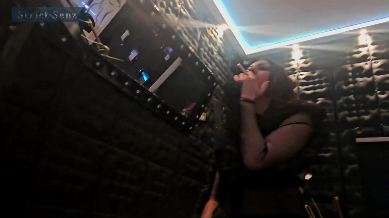 Strict Senz: Doamna Zara Scrumiera mea umană în cușcă Mobila mea umană Scuipă-mi...