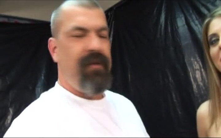 Goldenxtapes: Возбужденная милфа-блондинка сосет и получает трах пальцами