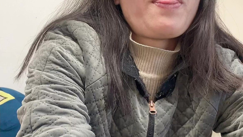 sweethanajapanese: Hana porte des vêtements puis va dans les toilettes pisse...