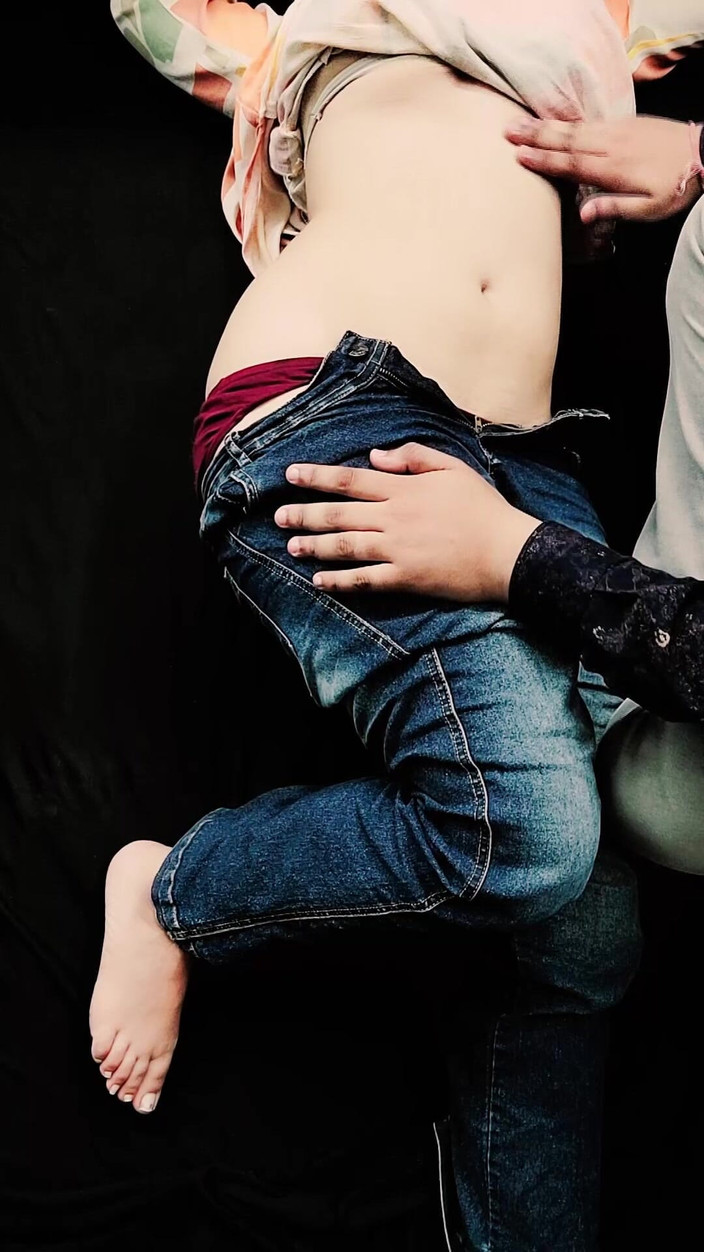 Vicky Thakur: 德西学生和她的男友一起享受