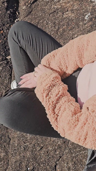 Manžel nechtěl doprovodit manželku na vyhlídku, tak jsem, průvodce, snědli její sexy zadek