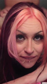 Maxxx Steele dopasowana na Tinder z gorącą współlokatorką Goth, więc pieprzyć jej gardło i spust na jej dziwkę