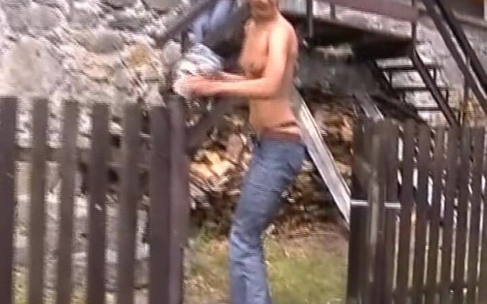 Porno kino: Tesuda ruiva alemã gata cavalga dois paus gordos