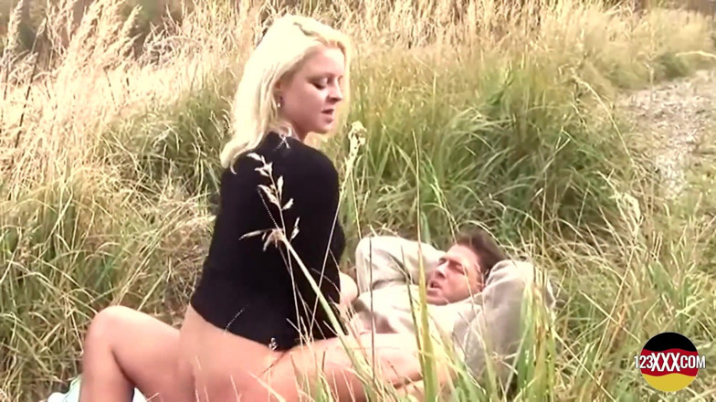123XXX - Fucked Amateurs in Germany!: Seksi sarışın herkesin içinde sikiliyor