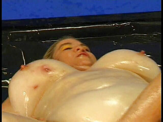 Girls Download Porn: 巨大的金发胖美女上油和玩弄