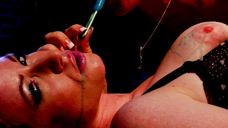 I kissed a girl and I liked it: Jayden Jaymes, bombasse à gros nichons, fait du sexe lesbien avec...