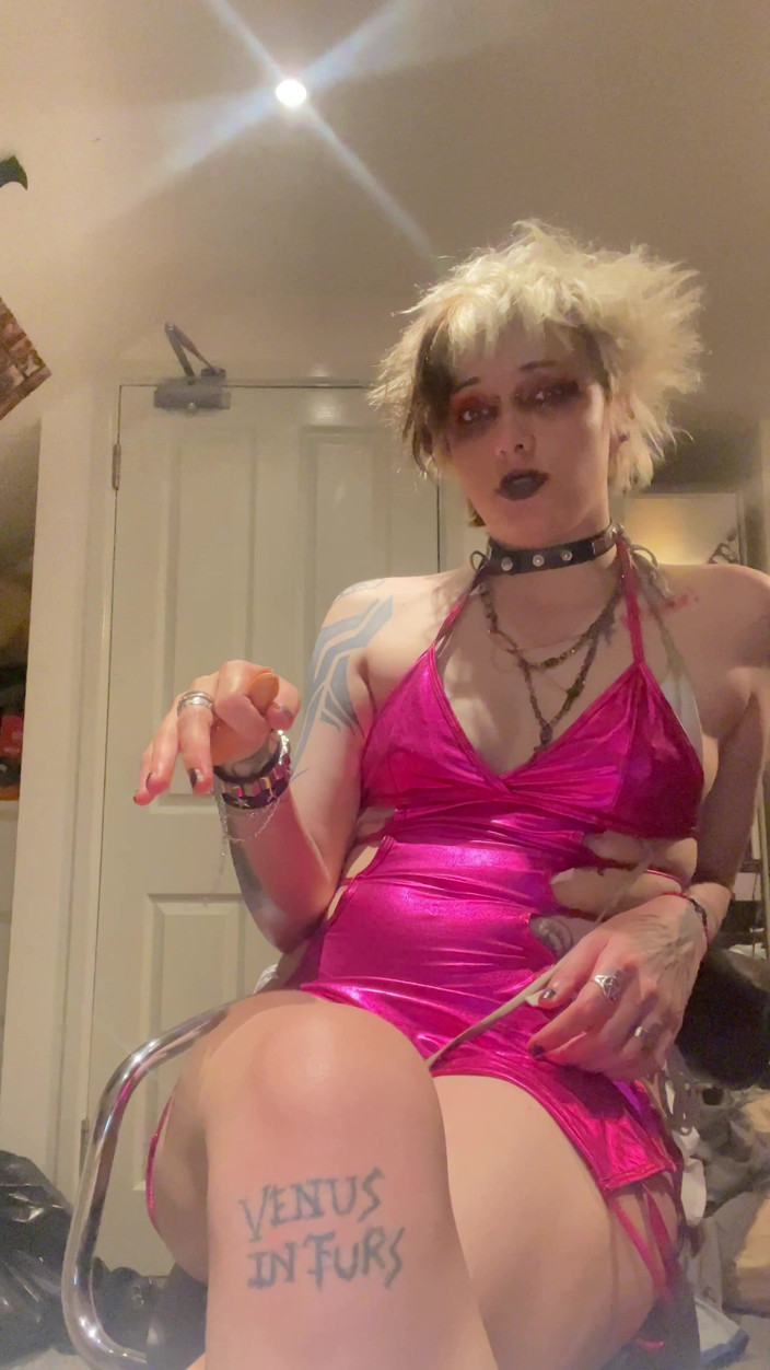 Glitterqueen1999: gotik arkadaş seni mastürbasyon yaparken yakalıyor ve kesiyor