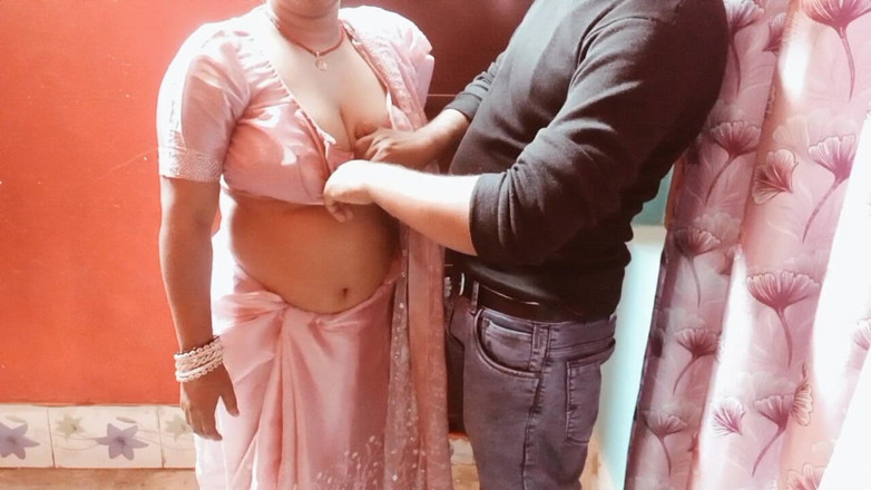 Manjushukla: Bhabhi India yang sangat cantik telah mengisap.