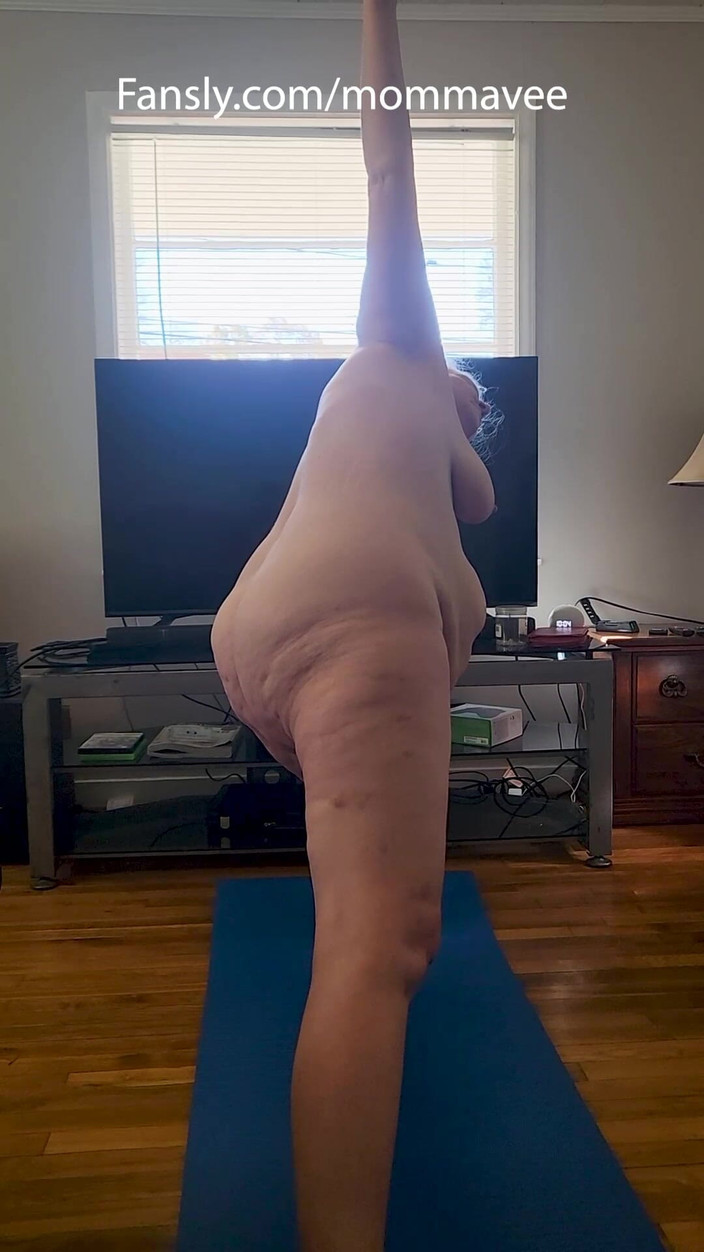 Momma Vee: 알몸의 요가를 하는 핫한 밀프!