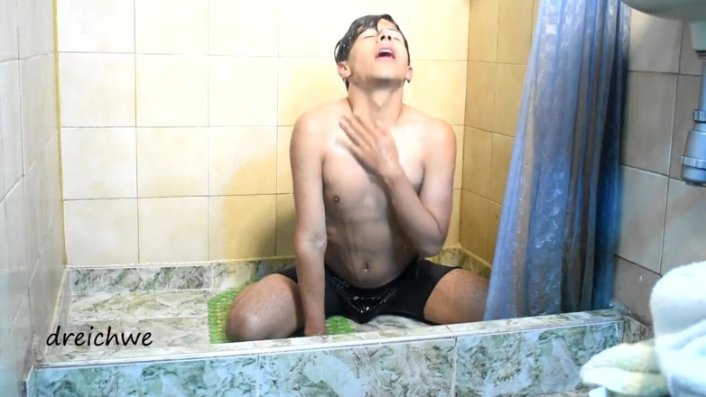 Dreichwe: Cock in the bathtub