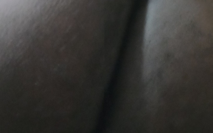 WeakenedEchelon0: Pertunjukan pantat di dalam bilik