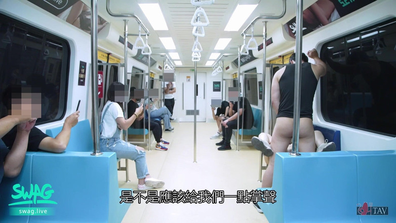 SWAG.live: 地下鉄で男とセックスして、乗客に私が噴き出すところを見せてあげる。
