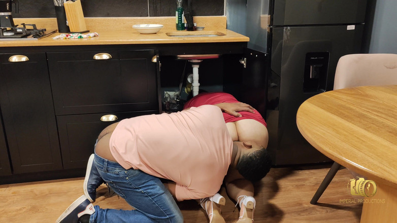 Rioc69: Antonella jones ist eine hausfrau, die gerne ohne höschen ist