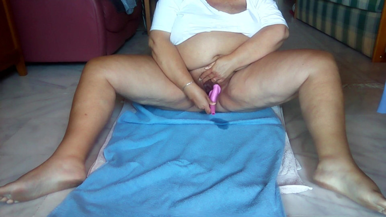 Sex hub couple: Jen is sitting on the floor and is peeing thru...