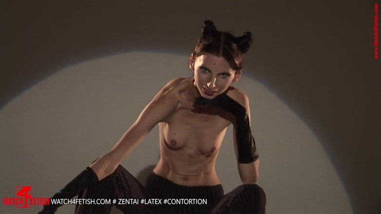 Giant Fem: Sexy Nude Shots in the Studio
