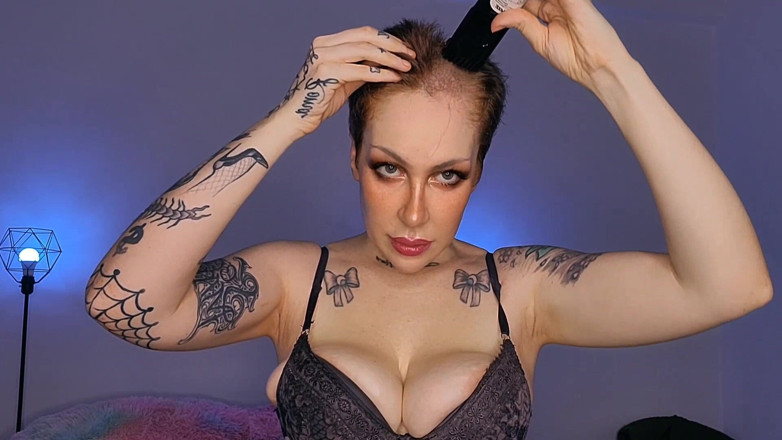 LDBMistress: Ruiva raspando a cabeça