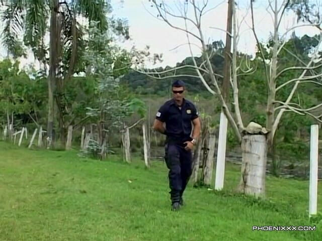 Phoenixxx: Nadržený policajt přistižen při honění!