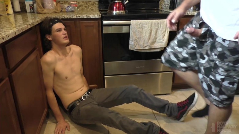 Boys half-way house: Prole pigro, buco gonfiato