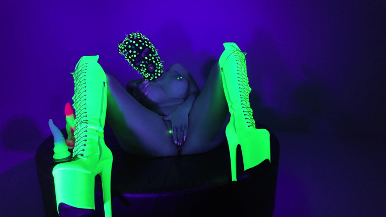EdgesOfReality: Neon neukpartij solo rave