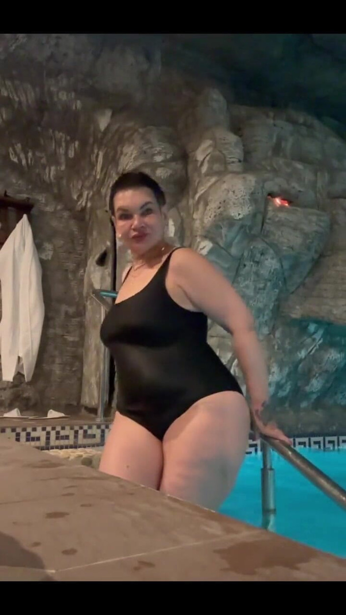 KarmenMilf: 在泳池里