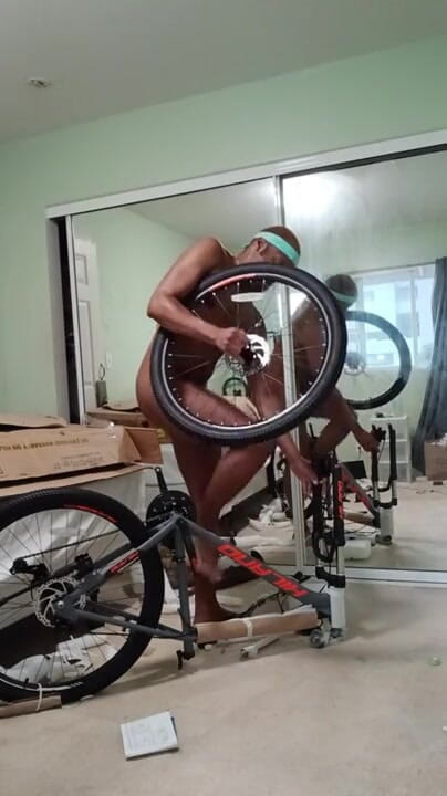 Kennie Jai: Naakte fietsconstructie