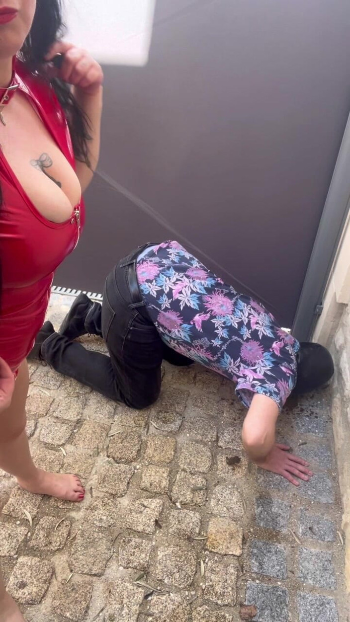 Maitresse Clara: Čistím si špinavé nohy...