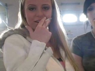 Femdom Austria: Slampiga tonåringar röker en cigaretter i närbildsvideo