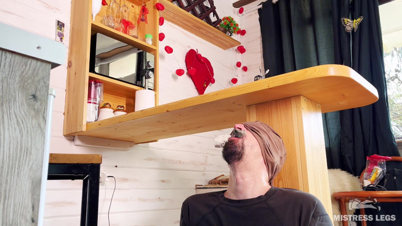 Mistress Legs: Sundám si moje špinavé ponožky a oloupe mi nohy do úst otroka...