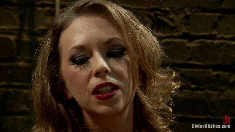 Divine Bitches by Kink: Padrona T È ciò che desideri!