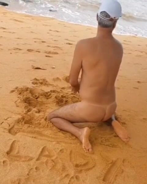 Ladysilvas: Ladysilva nua na praia mostrando sua bunda bronzeada sexy com...