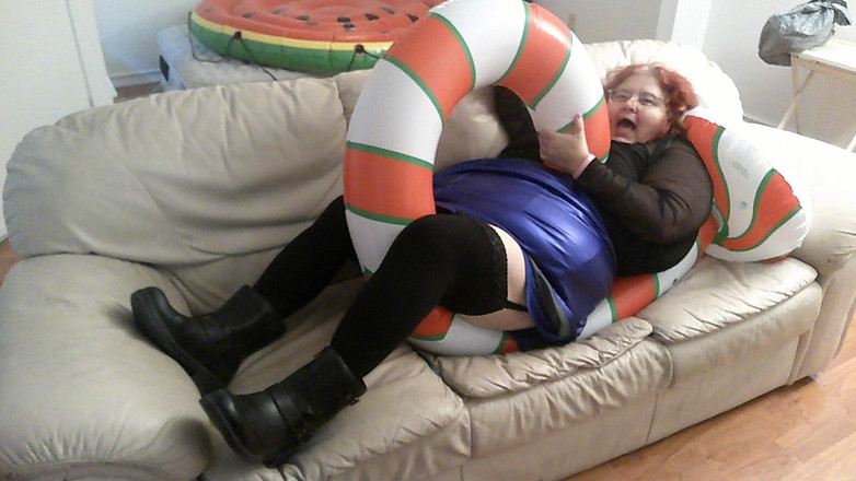 BBW nurse Vicki adventures with friends: Большая красивая медсестра Вики пытается раздавить ее конфетку трость?