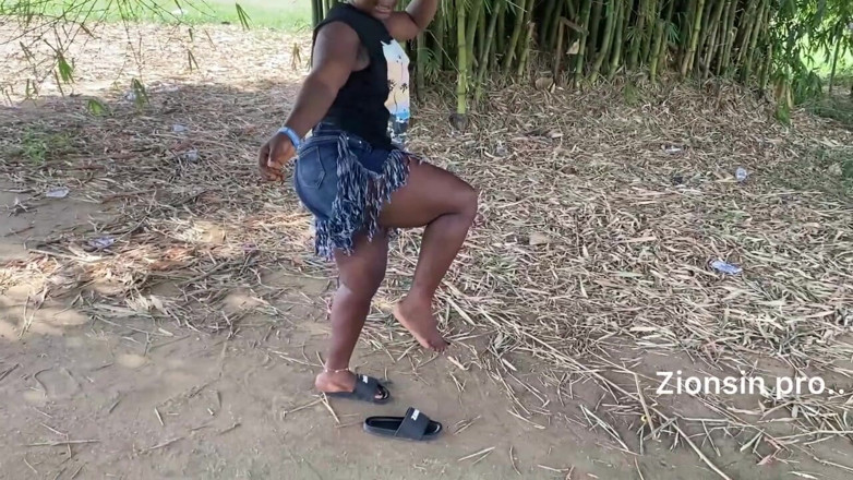 Zion: Negresă africană sexy fată dansează în public cu râs