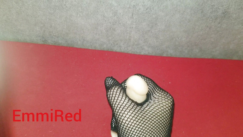 EmmiRed: Sexy Emmy juega con pequeña polla de silicona