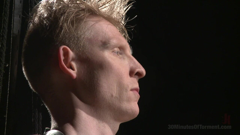 30 Minutes of Torment: 그의 부하를 촬영하는 동안 덩크 당하는 스트레이트 킥복서