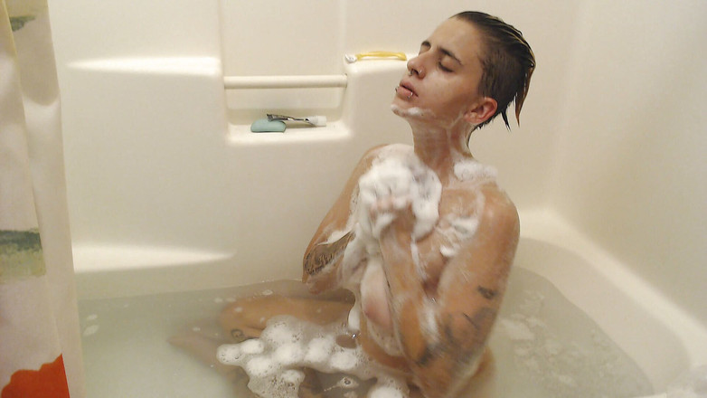 Abby Anna: Volledig lichaam schuimend haar schrobben