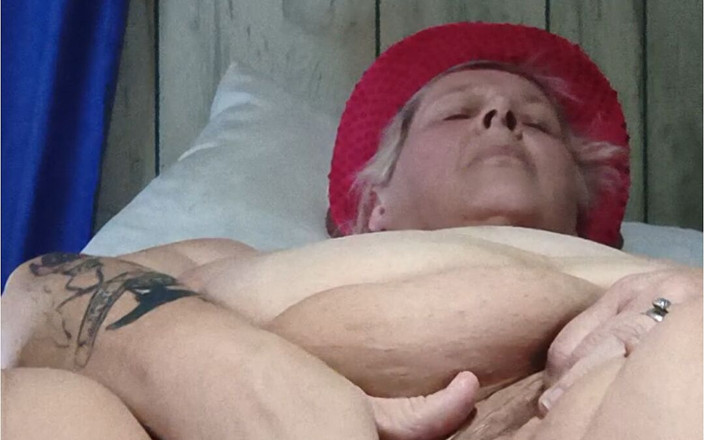 HerculesnVENUS: Gliding Fingers Into Her Hole Cumming Is Her Goal