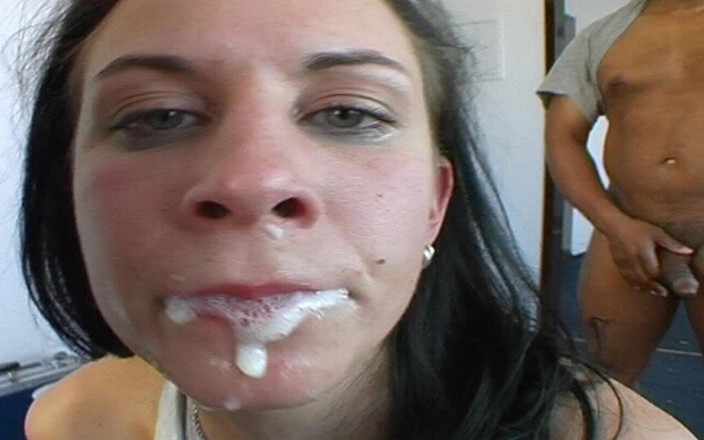 Genuine XXX: Interraciale sletten gangbang ruige orale dubbele penetratie eindigend met pijpbeurt