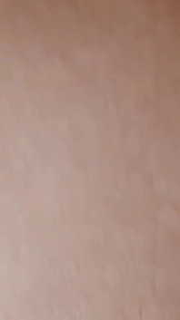 O tam bir paket, büyük göğüsleri, büyük götü, ıslak amcığı var ve bir yarağa twerk yapıyor