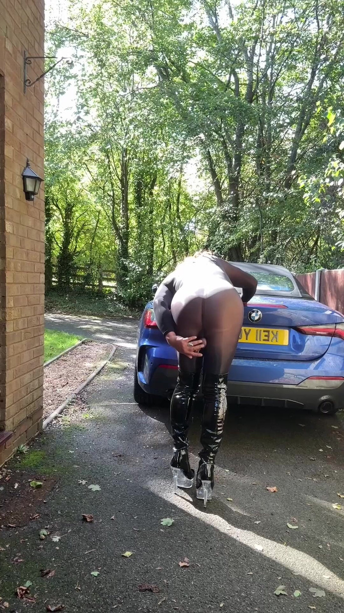 Kellycd2022: Crossdresser sexy Kellycd2022 în ciorapi negri sexy și cizme înalte cu coapse