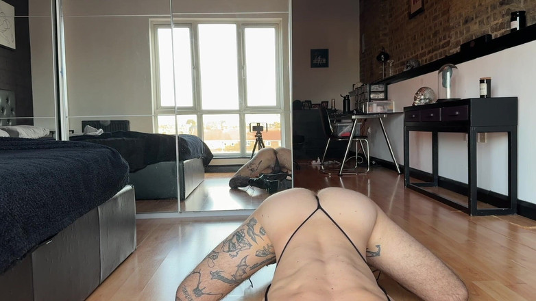 davidedpxxx: Sissy V kleci v průser ponožkách a kombinéze tančí, svlékání,...