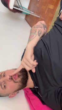 Shh... Espiand0 Y Grabando a Mi Mujer Masajeando a Una Amiga Atractiva - Punto De Vista