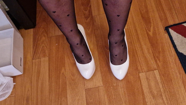 Milosbroz: 性感高跟鞋三人组，偷偷穿着紧身裤四处走动，玩着高跟鞋