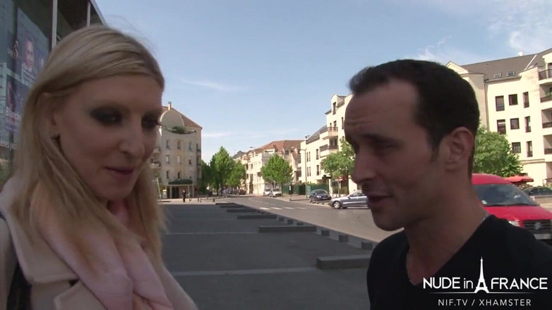 Nude in France: Une superbe blonde Français suce dans la nature avant de...