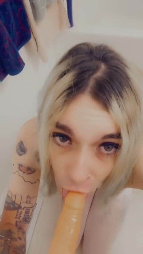 CarmenMelatonin: Cute babe in revealing outfit wants your cock